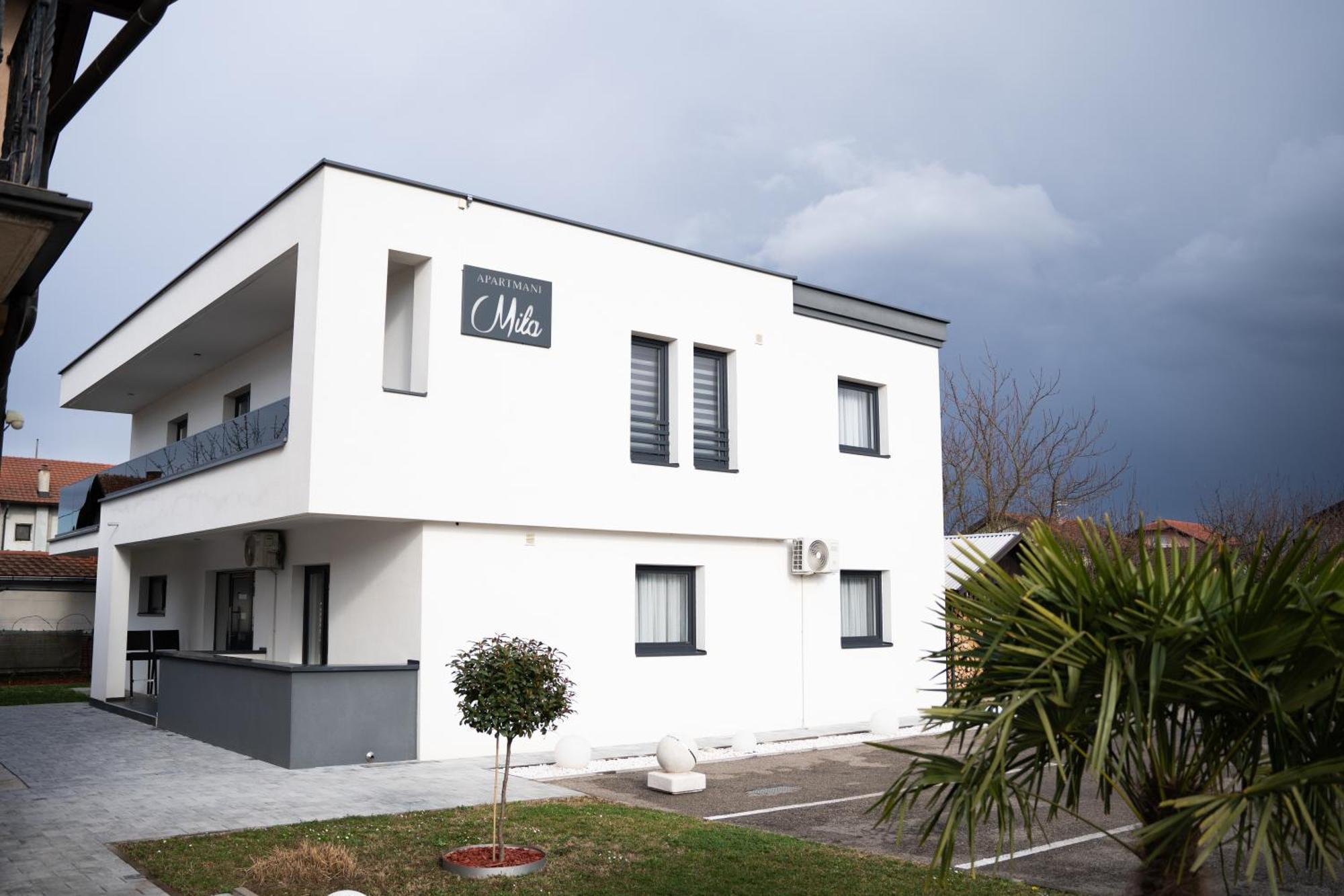 Apartmani Mila Laktaši エクステリア 写真