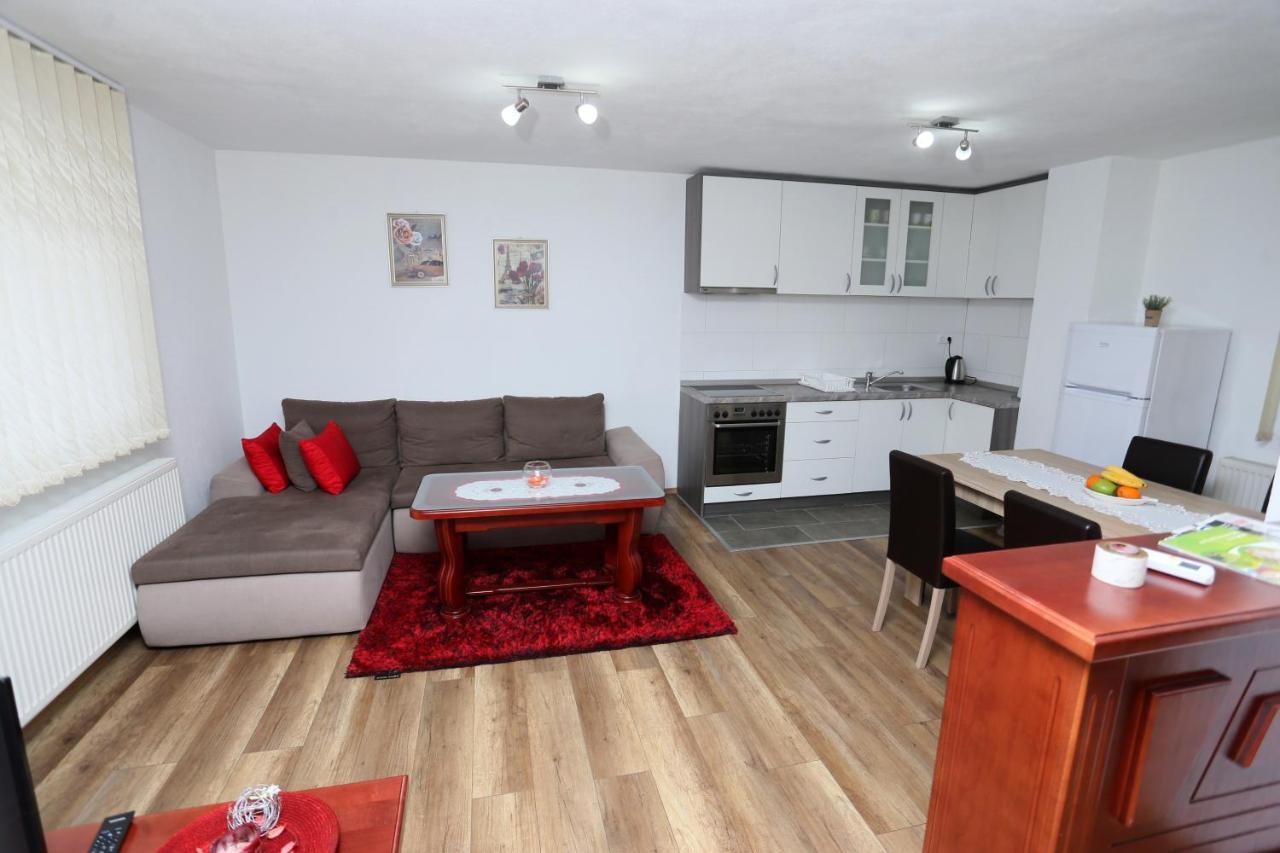 Apartmani Mila Laktaši エクステリア 写真