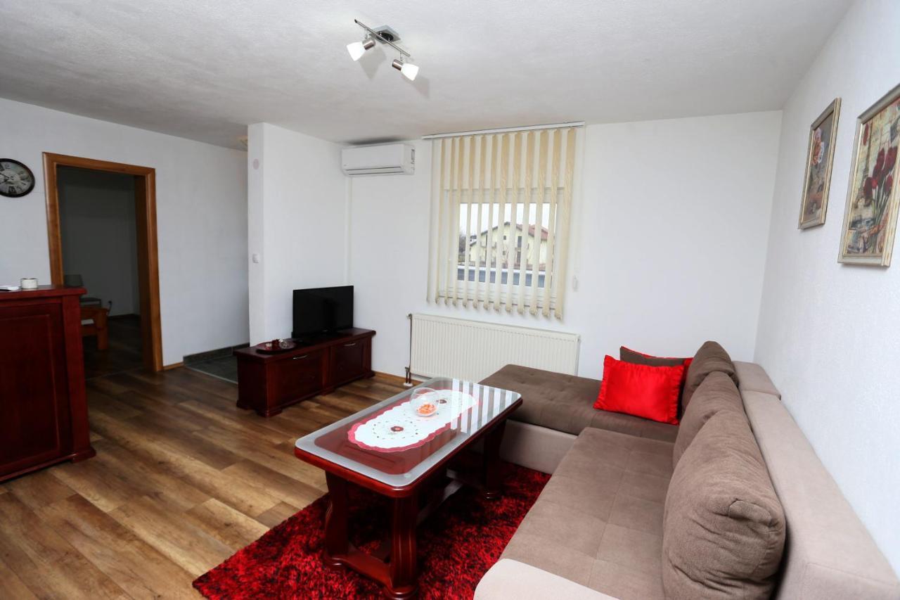 Apartmani Mila Laktaši エクステリア 写真